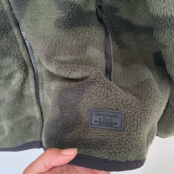 Abercrombie & Fitch Camouflage Sherpa Fleece Jacket - Picture 6 of 16